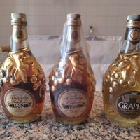 Bottiglie di brandy e grappa in foglia d'oro 