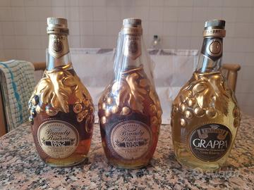 Bottiglie di brandy e grappa in foglia d'oro 