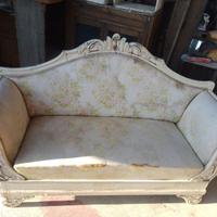 Divano shabby in  noce massello