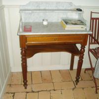 Consolle in legno noce e marmo bianco