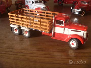 MODELLINO International Harvester KB-8 Stake Bed