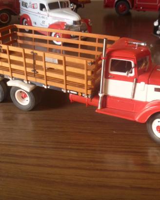 MODELLINO International Harvester KB-8 Stake Bed