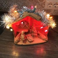 Addobbi di Natale: presepe in terracotta con luci