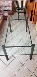 Tavolo di cristallo con gambe di  legno