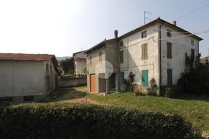CASA SEMINDIPENDENTE A CORNIGLIO