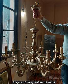 Lampadario vintage in legno dorato a 8 bracci