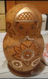 Matrioska in legno decorata a mano.