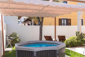 Villetta a Pula, con giardino e piscina idro