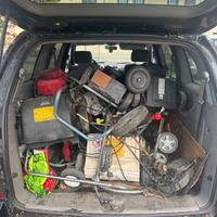 stock di taglia erba e utensili per il giardino