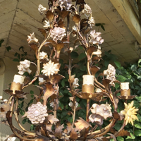 Lampadario metallo dorato con fiori porcellana