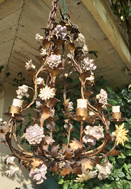 Lampadario metallo dorato con fiori porcellana
