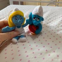 Due peluche dei personaggi Puffi