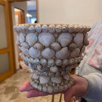 Vaso in ceramica con conchiglie