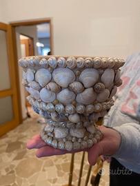 Vaso in ceramica con conchiglie