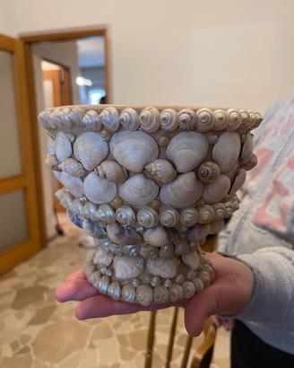 Vaso in ceramica con conchiglie