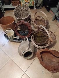 Vari cestini, vaso, innaffiatoio...