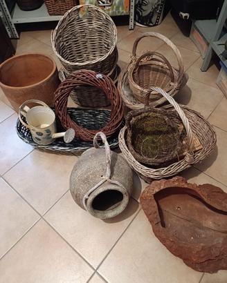 Vari cestini, vaso, innaffiatoio...