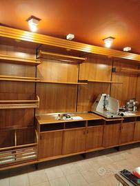 scaffali + retro banco salumeria 