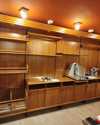 scaffali + retro banco salumeria 