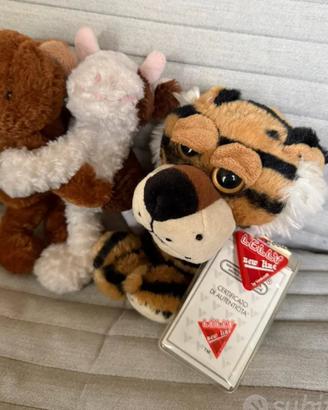 Peluche Tigre e orsetto mucca abbracciati.