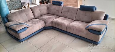 Divano ad angolo colore grigio e blu