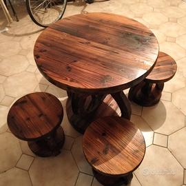 Tavolino in legno con sgabelli 