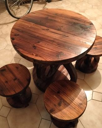 Tavolino in legno con sgabelli 
