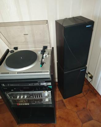 Stereo Pioneer con casse acustiche.