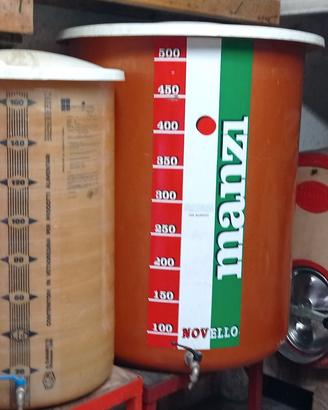 Contenitori in vetroresina con cavalletti 