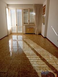 2 ampie camere più studio/cameretta , cantinetta