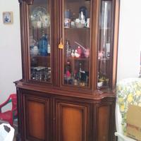 Vetrina in legno stile classico