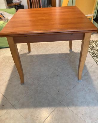 Tavolo da pranzo quadrato allungabile
