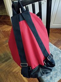 Sacca sportiva, doppio fondo con cerniera.