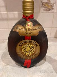 Bottiglia vintage vecchia Romagna etichetta oro
