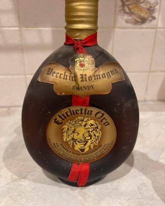 Bottiglia vintage vecchia Romagna etichetta oro