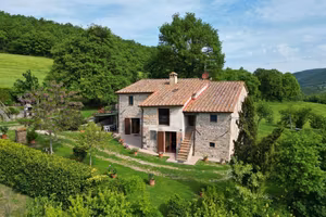 Rustico / Casale di 350 m² con più di 5 locali e b