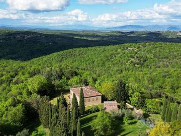 Rustico / Casale di 600 m² con più di 5 locali e b