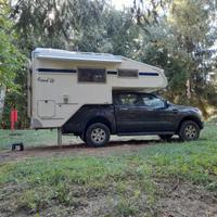 Camper pick-up con cellula abitativa