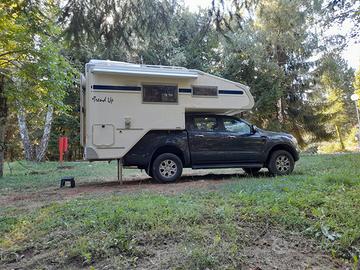 Camper pick-up con cellula abitativa
