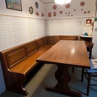 Cassapanca in legno ad angolo con tavolo e sedie