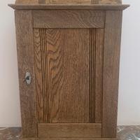 Antico armadietto in legno con cassetto e ripiani