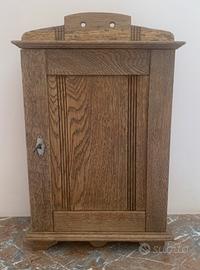 Antico armadietto in legno con cassetto e ripiani