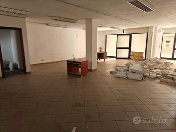 Locale commerciale via fermi 4