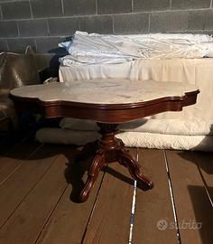 Tavolino in legno ovale con marmo