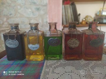 Bottiglie di liquori Buton