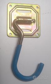 Un gancio per appendere le biciclette a soffitto
(