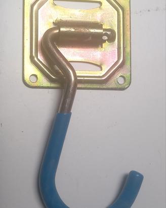 Un gancio per appendere le biciclette a soffitto
(