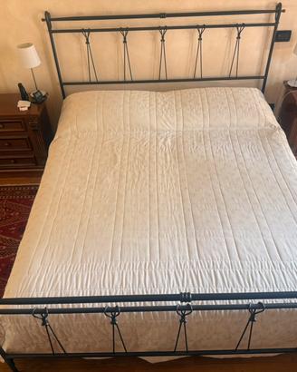 Letto matrimoniale in ferro battuto nero