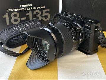 Fuji X-E4 con obiettivo zoom 18-135 mm