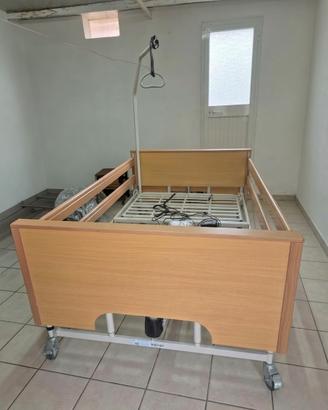 Letto da degenza elettrico a tre snodi elevabile